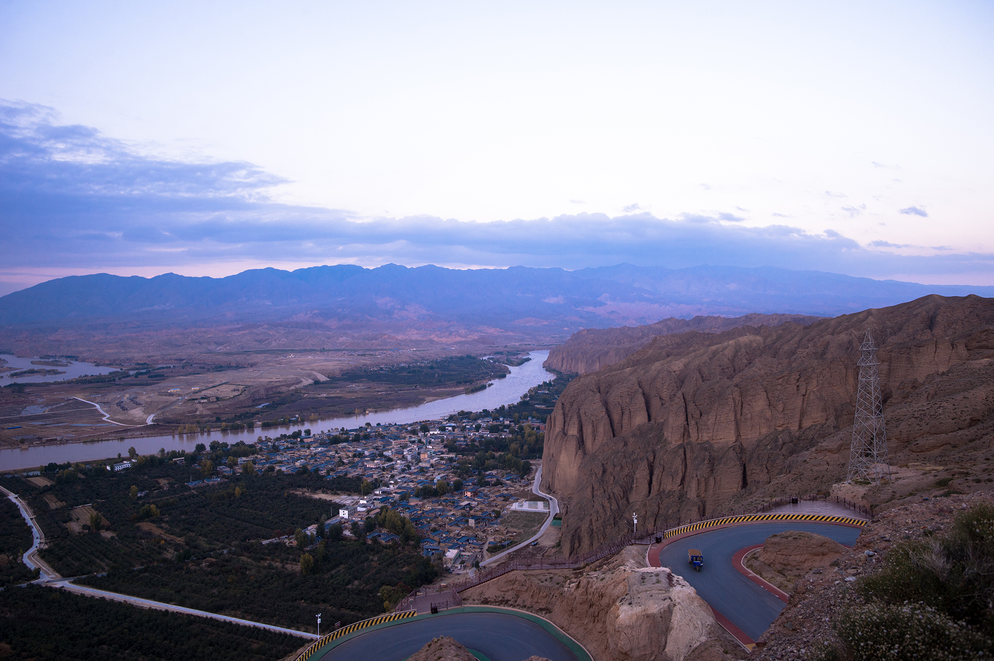 甘肃白银黄河石林，比云南石林更为壮观，堪称“中华自然奇观”