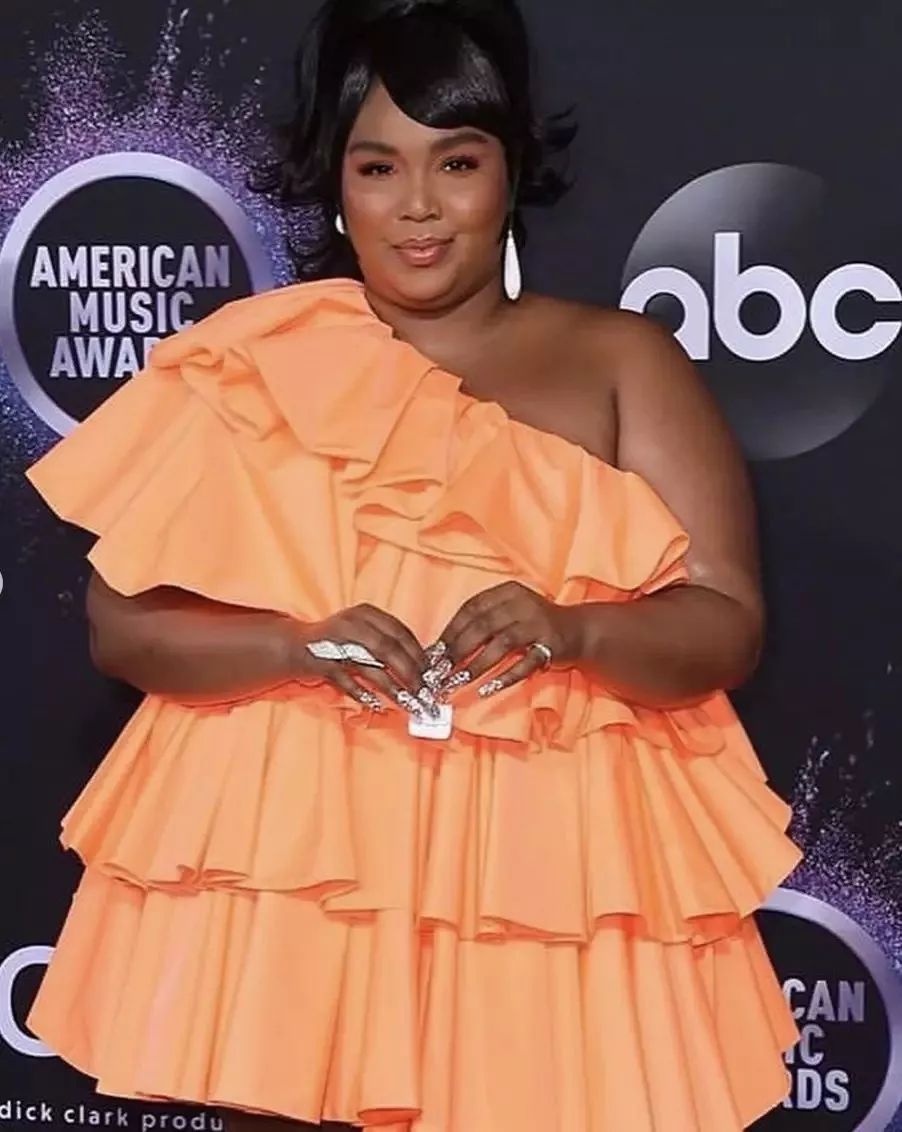 大饰所趋？不，现在时尚圈流行迷你套，连李佳琦都带货了