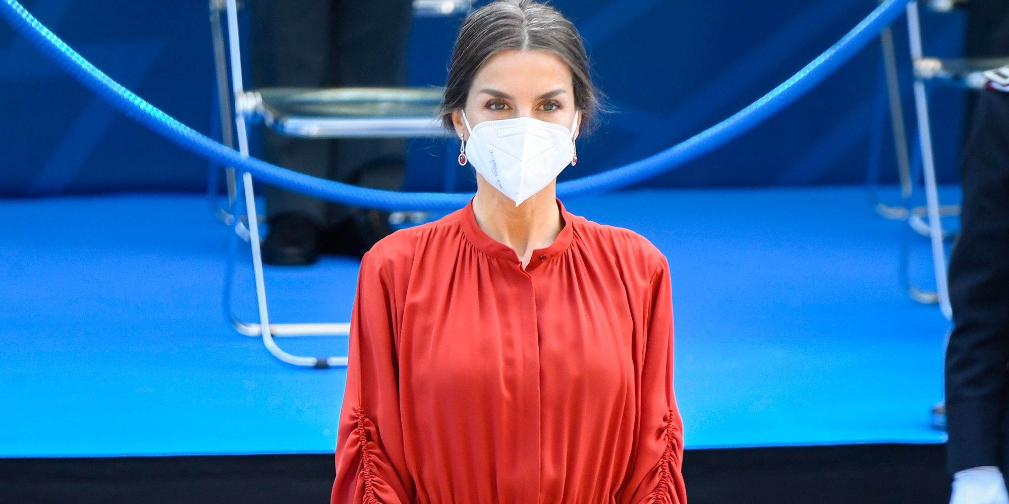 这是想开了？穿惯了Zara的莱后穿万元菲拉格慕红裙，也太美了吧