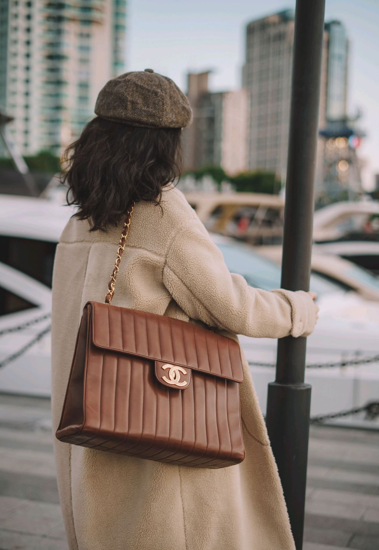 卡其色大衣毛茸茸怎么搭冬季,卡其色短裤呢子大衣穿搭高级感