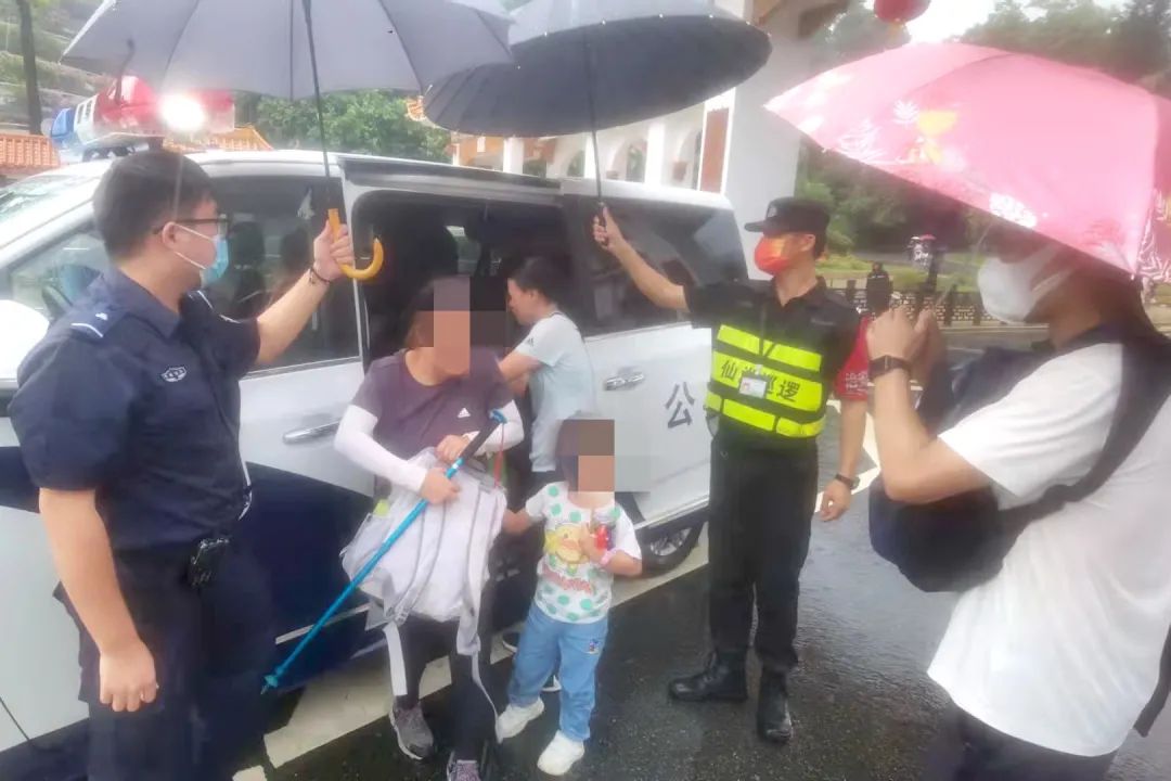 突遇暴雨山洪118名游客被困,游客爬山遇暴雨被困冷静应对