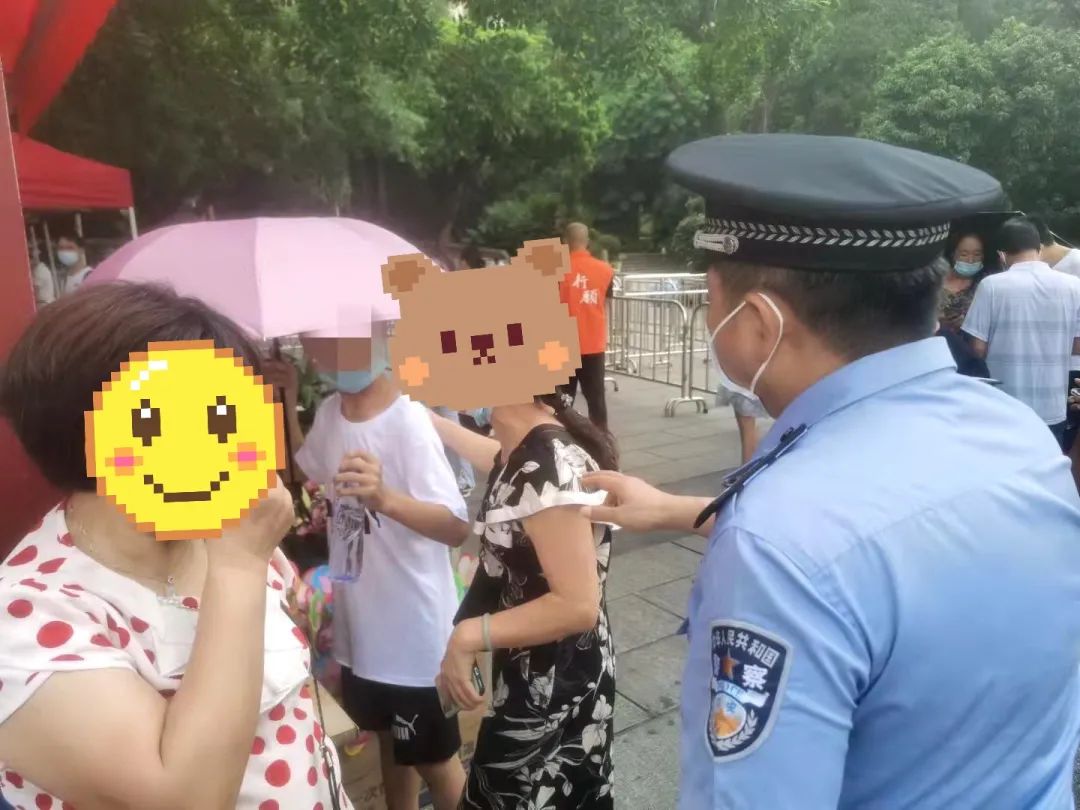 突遇暴雨山洪118名游客被困,游客爬山遇暴雨被困冷静应对