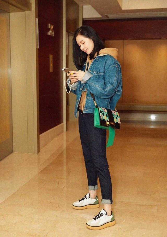 刘诗诗演绎精致时髦的优雅港风,刘诗诗气质出席活动白色浴袍风