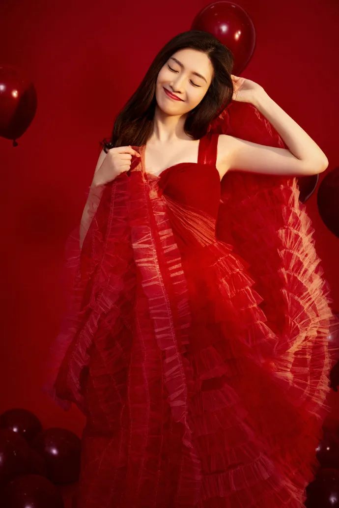 春晚时尚图鉴：热巴杨幂的红裙、王菲刷碗手套和董卿李思思的口红