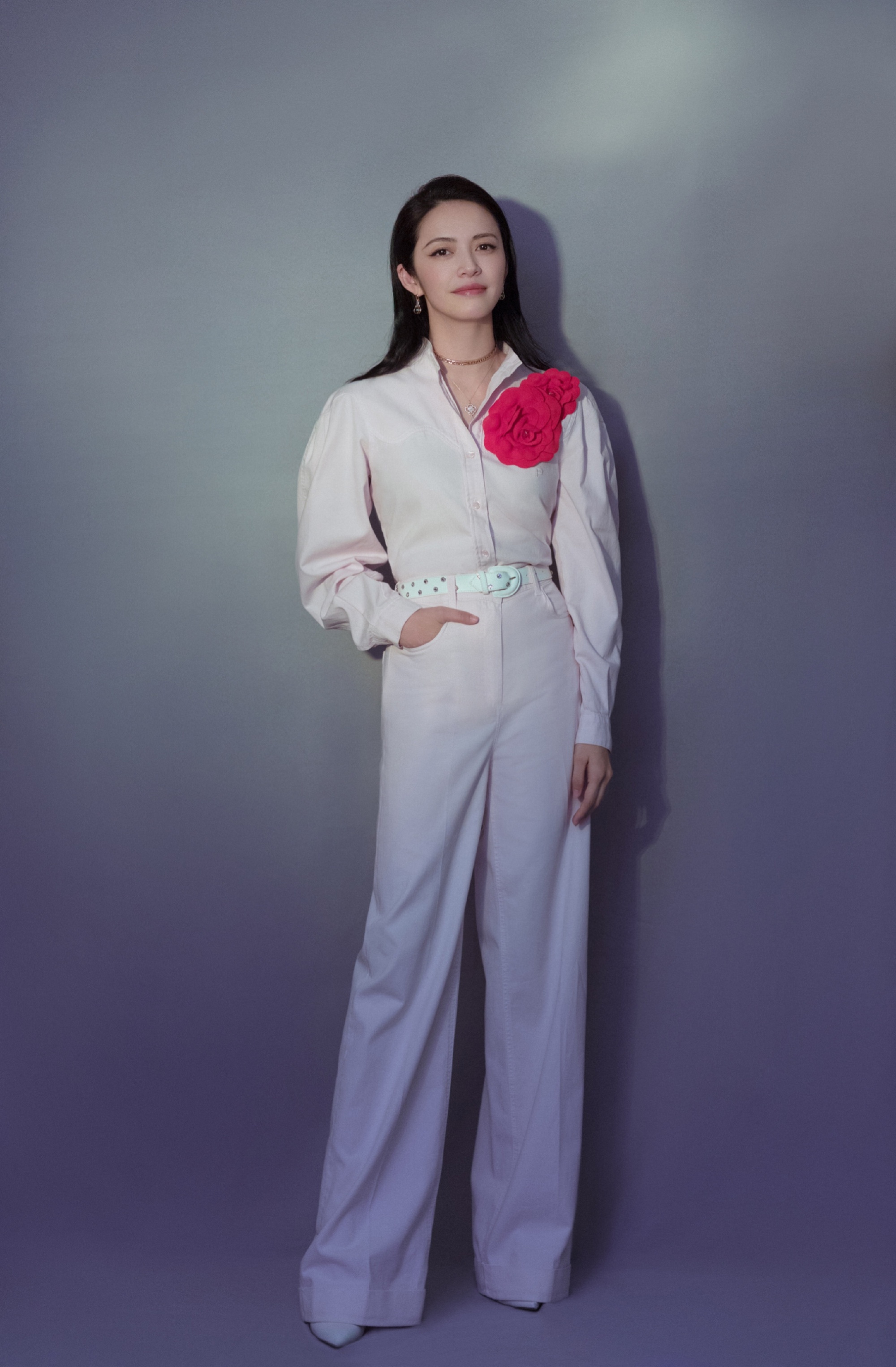 姚晨穿黑白连身裙亮相某活动,姚晨穿搭虽气势凛然