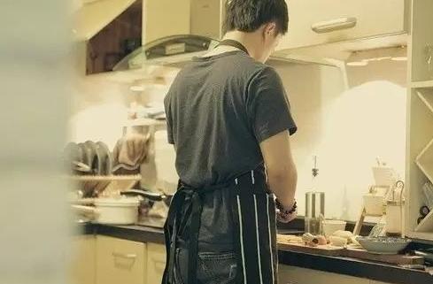 在超市看到这种“纸”多买几盒，粘油烟机上一年不用洗，超级实用