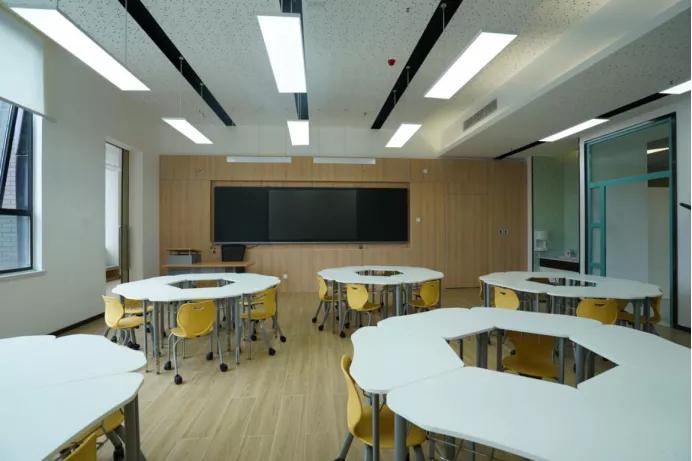 芬兰国家级团队打造，青城山下的“水墨校园”万汇国际学府牛在哪