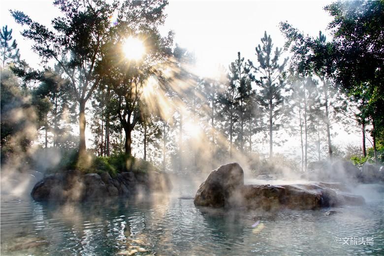 边泡温泉边游泳,边泡温泉边享受