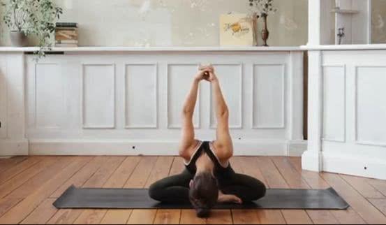 后背疼练习什么瑜伽体式,治疗后背疼痛的瑜伽动作