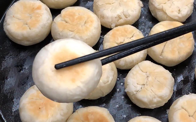 教你做绿豆糕，甜而不腻，酥香掉渣，孩子爱吃，简单一次就成功