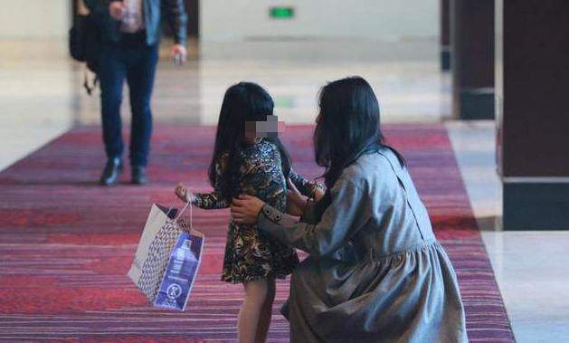 “妈妈,同桌总是摸我”,妈妈这么做,挽救了女儿的未来