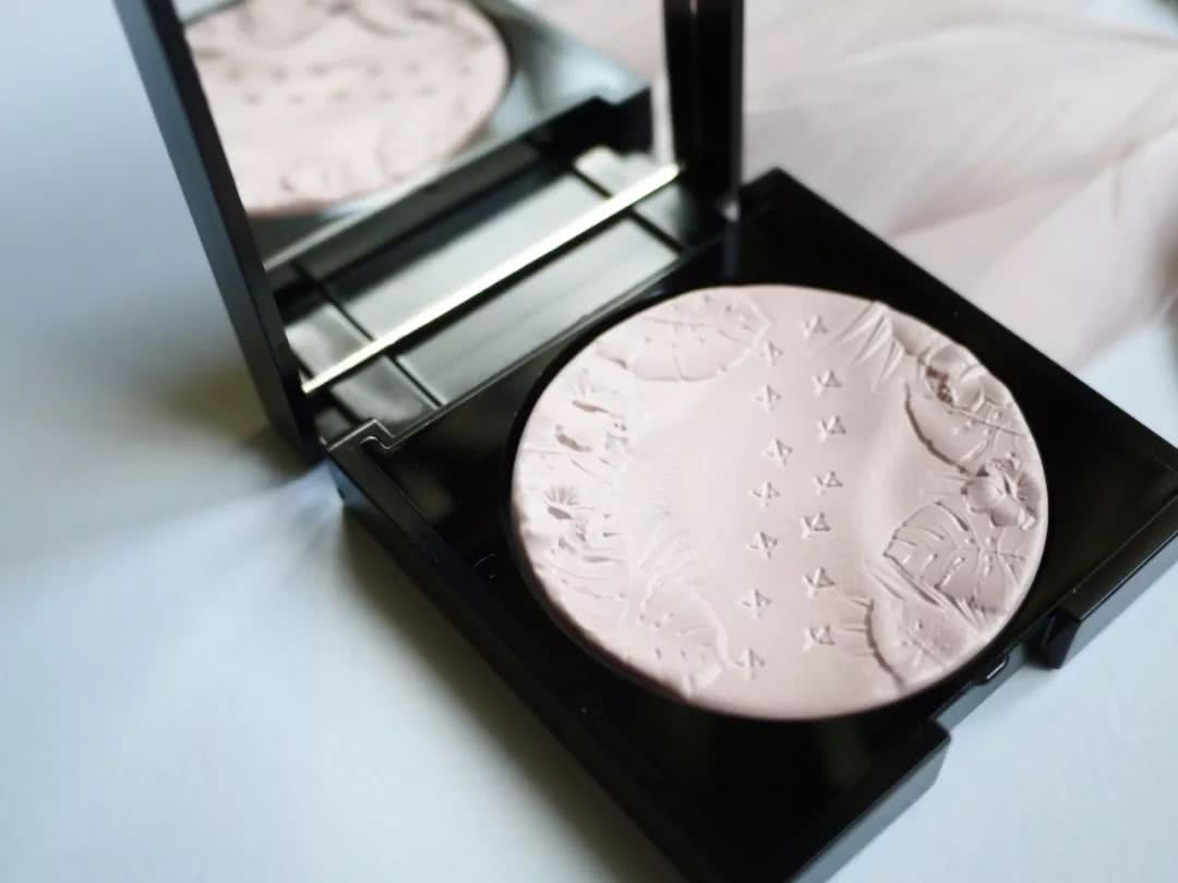 艾诗缇新品闪亮登场拥抱肌肤之美,艾诗缇高光