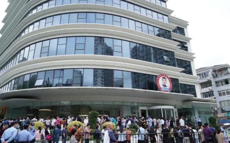 两教培巨头同日“停摆”：家长抱团维权，培训教师们却只能“孤独地舔舐伤口”