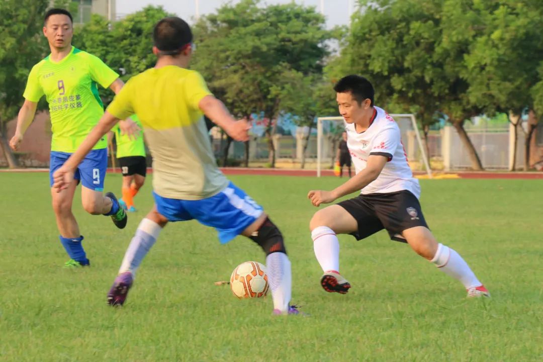 当足球之乡球队与广州高校校友冠军“激情相遇”，你更支持谁？