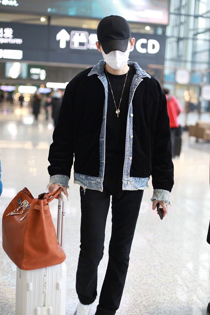 张翰秋装夹克外套全身照片,张翰一身黑衣超有型男气质