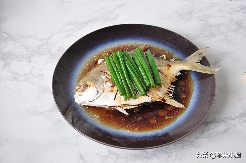 鲳鱼怎么蒸好吃又简单,清蒸鲳鱼香菇