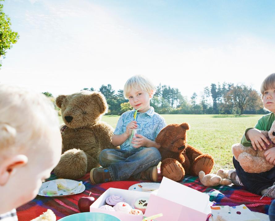 9岁内向的孩子如何引导社交能力,成年的孩子内向不会社交怎么办