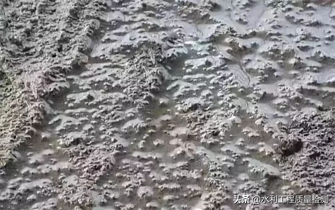 焊接气泡产生的原因,铝模混凝土表面气泡多什么原因