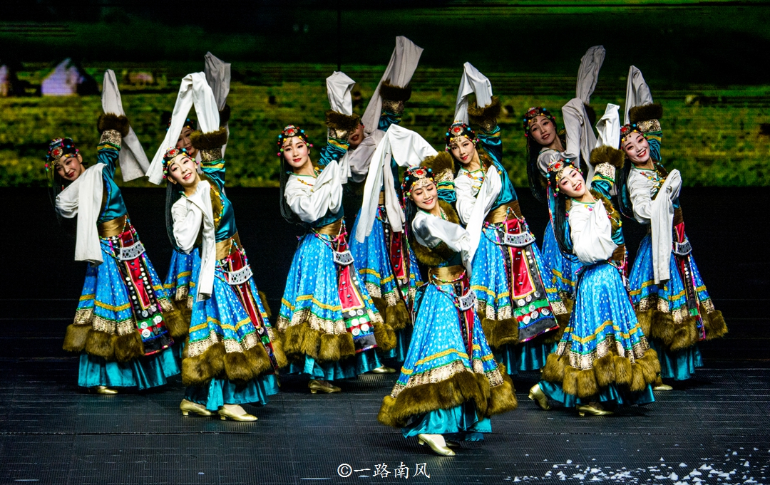 美女介绍丽江千古情景区,丽江千古情景区人多吗