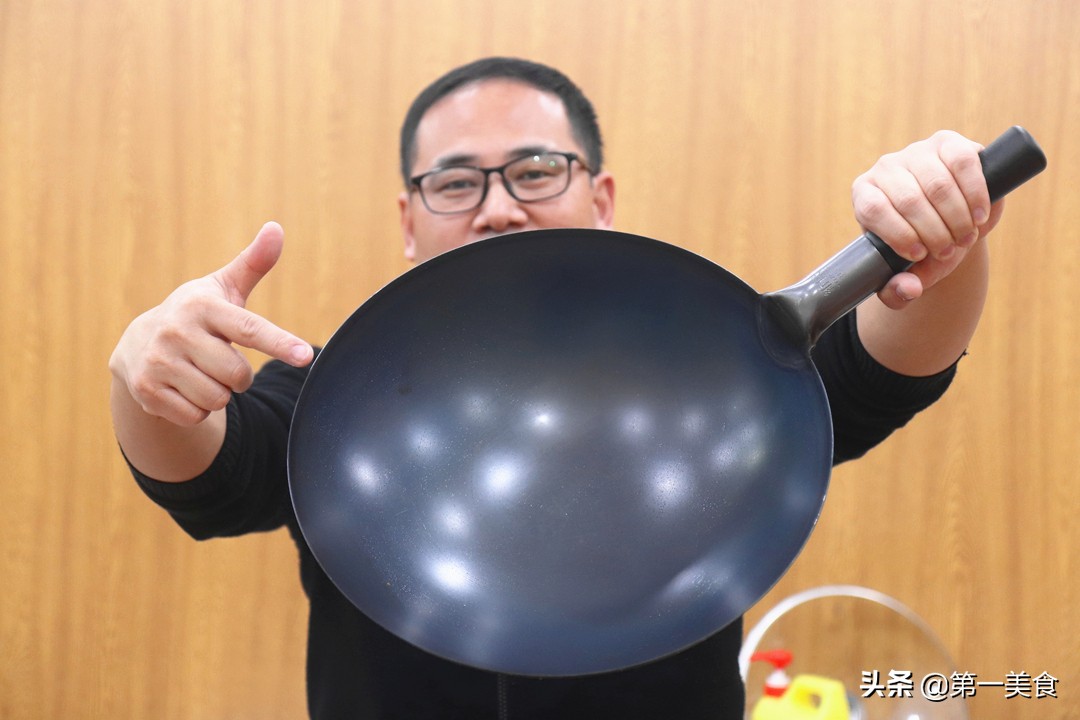新铁锅开锅用不用擦锅底,新铁锅开锅别直接用火烧