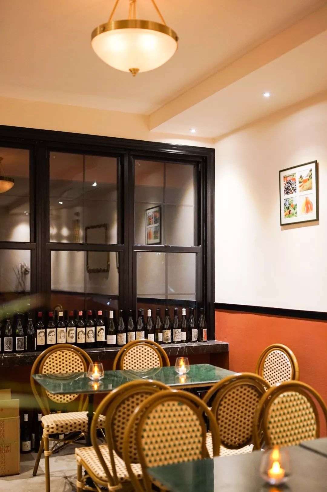 自从走进杭州这家酒吧，我就彻底入了新生代网红“自然酒”的坑