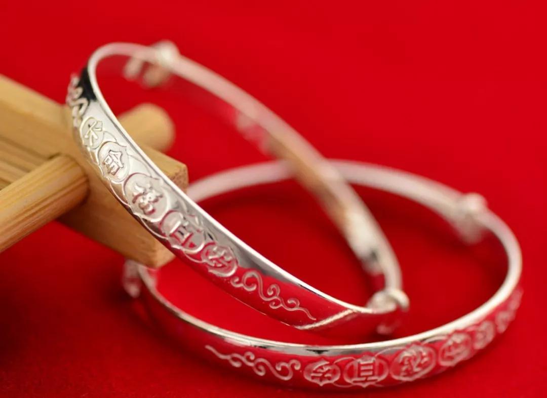 为什么戴银镯手腕一圈总发黑？