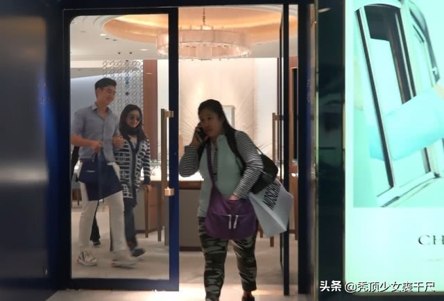赌王女儿何超琼和一个女闺蜜逛街,何超盈与赌王女儿对视