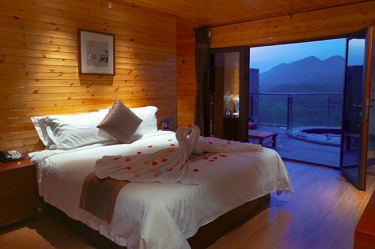 京东90分抵达田园度假区，住树屋，泡半山温泉，还有房车营地