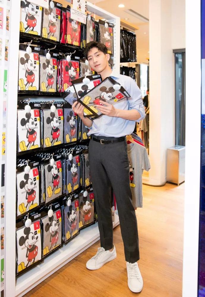 衬衫搭长裤，过度最合适，但我却爱上了王俊凯这件牛仔夹克