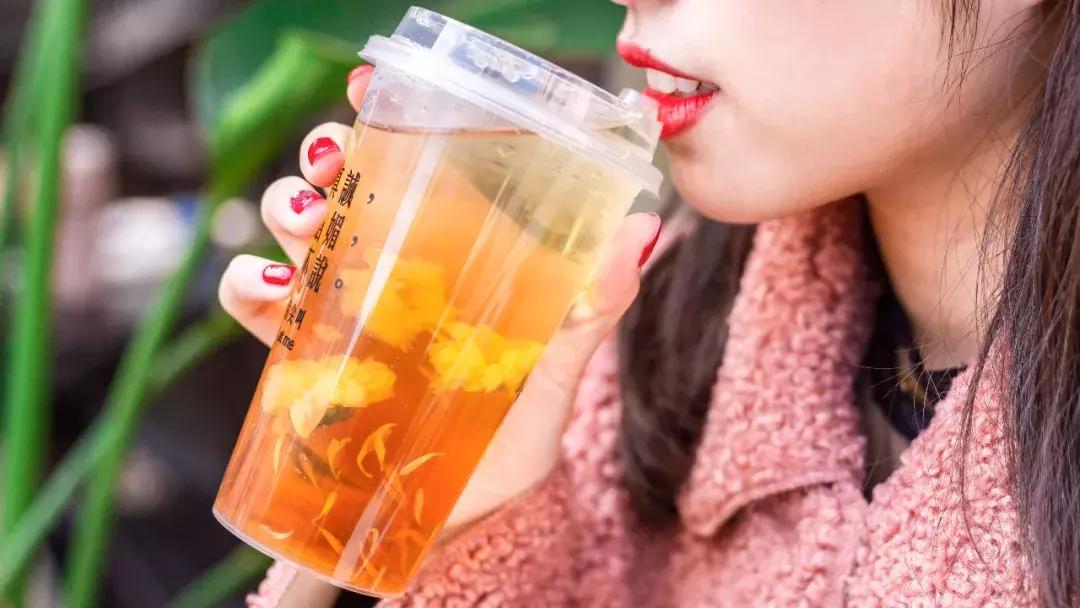 火爆台湾的“丑丑奶茶”首现厦门,拿着5分钟竟被搭讪10次……