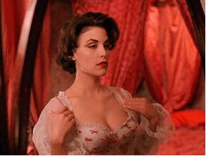 胸大怎么穿衣服不尴尬,胸大的妹子穿什么衣服保守