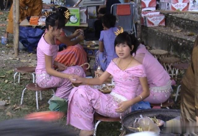 缅甸进入中国边境的姑娘,中缅边境缅甸人做生意