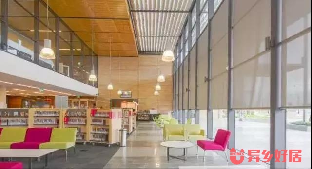 徜徉书籍海洋享受读书乐趣,徜徉在书海里面