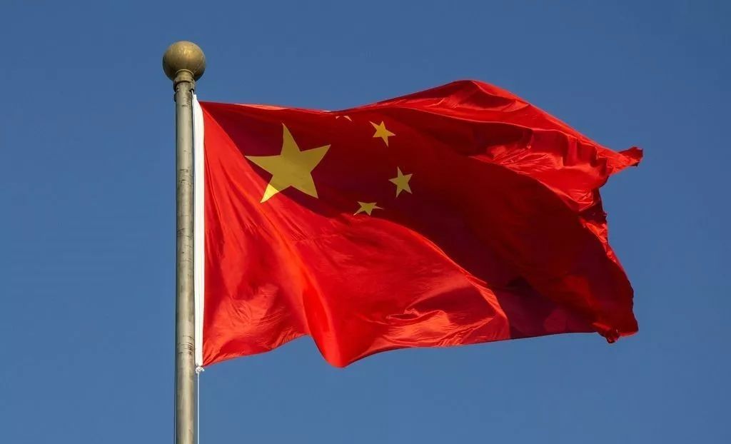 1949年,他设计的五星红旗当选为*旗国**,毛主席盛赞:就是要大团结