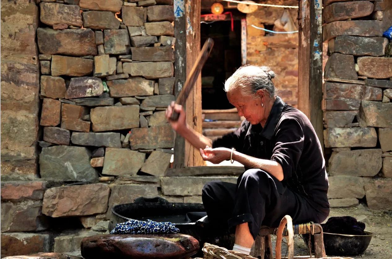 以前女人做月子，生盐就着辣椒面当零嘴儿，唯一的油荤是粘锅油