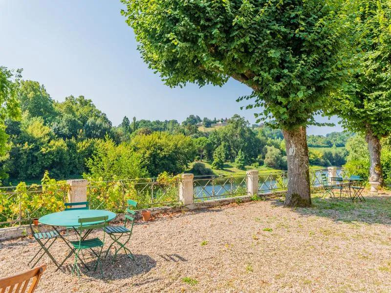 法国酒庄葡萄酒价格暴跌,法国古堡庄园甩卖房子