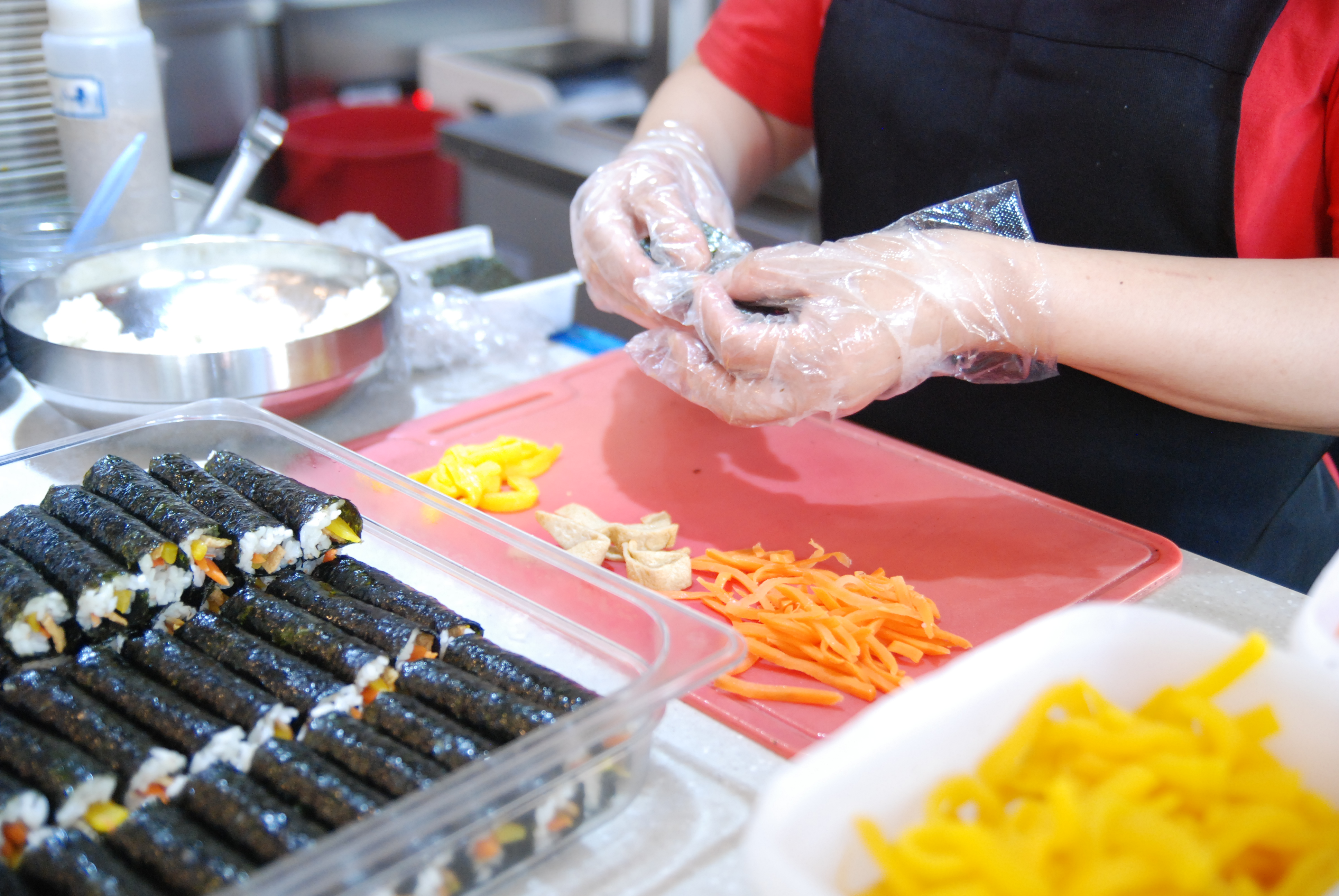 韩国紫菜包饭年糕,韩国美食一条街紫菜饭