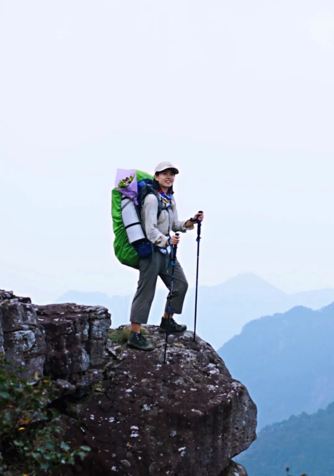 我最爱的红色冲锋衣,红色冲锋衣怎么搭配都丑