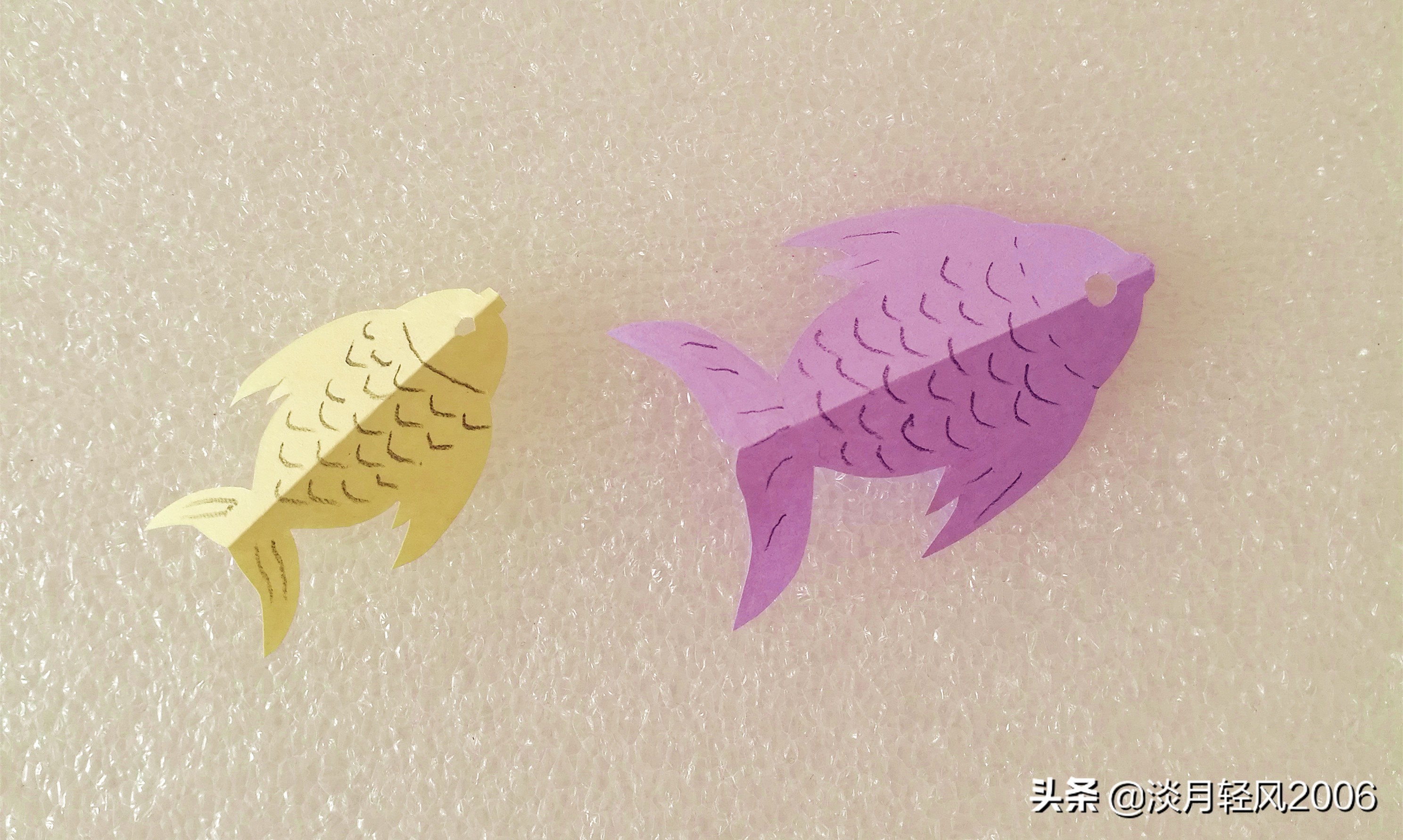 用彩纸制作出一只可爱的小鱼,橡皮泥做的小鱼放彩纸上怎么做