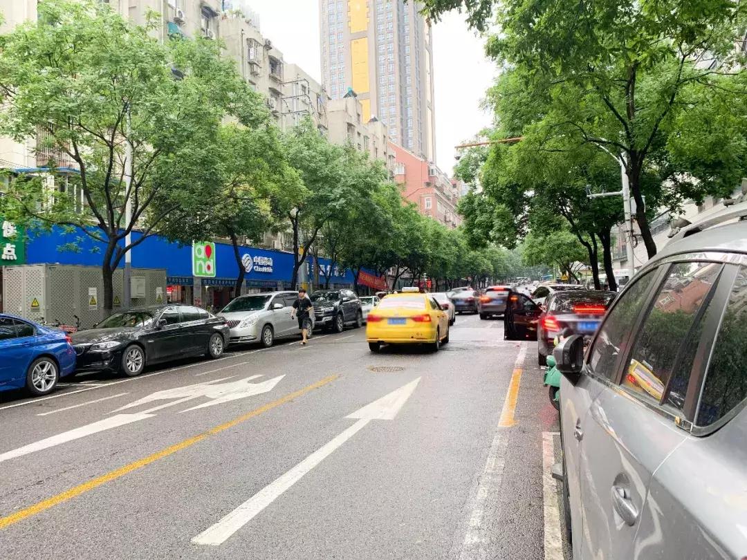 在南京月薪1W，我却停不起车