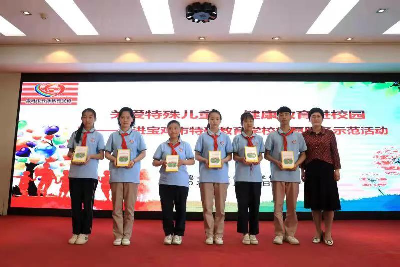 宝鸡志愿者为特殊儿童送去节日礼物