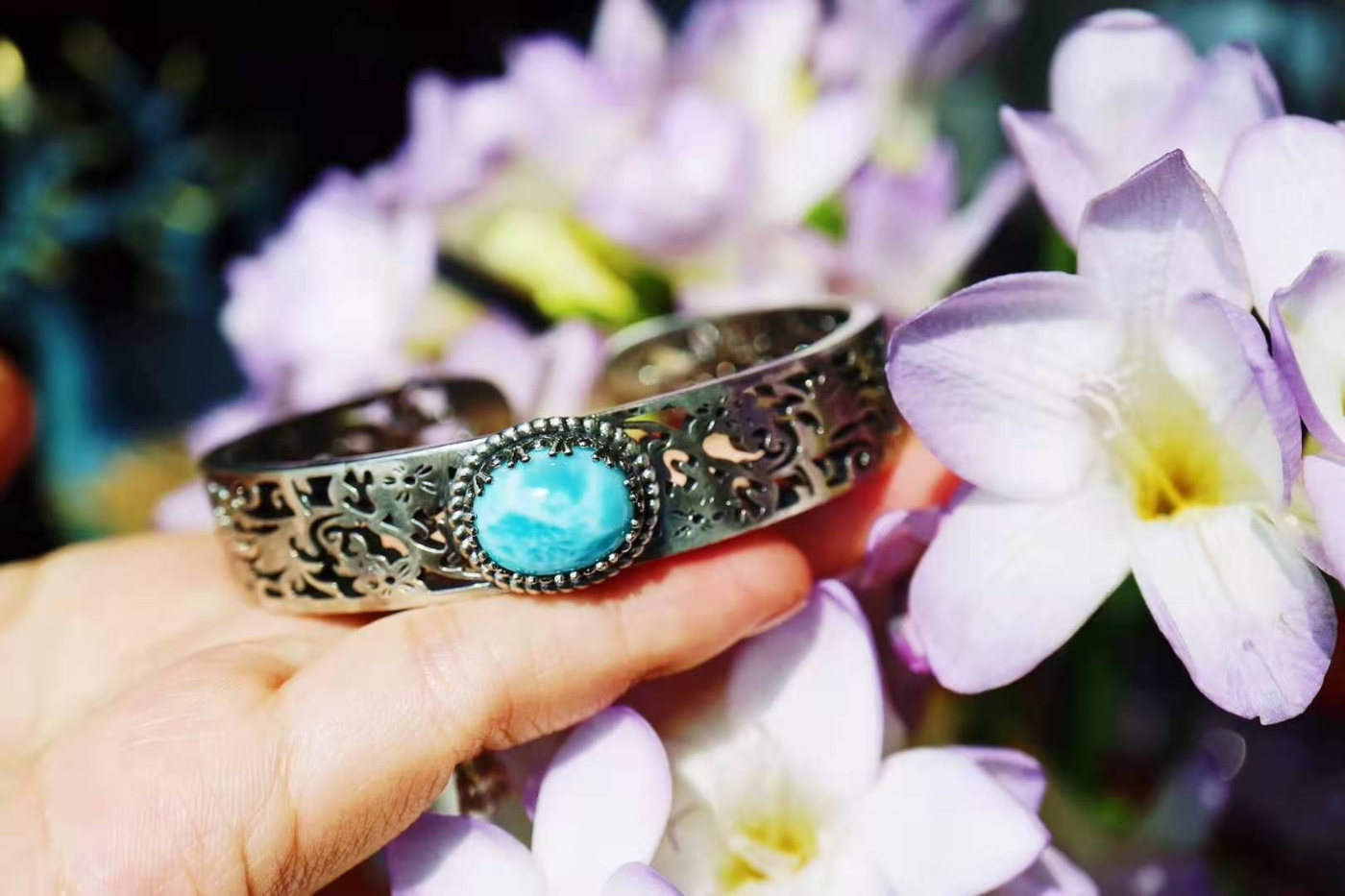 白底青手镯适合多大年纪戴,小圆条手镯适合什么年纪的人