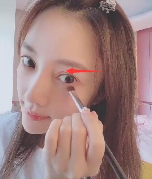 李小璐在家视频教化妆，当镜头凑近，“双眼皮”暴露真实面容