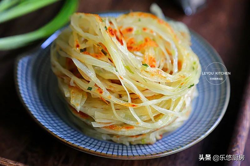 饺子皮剩了怎么做饼好吃,饺子皮葱花饼怎么做又软又好吃