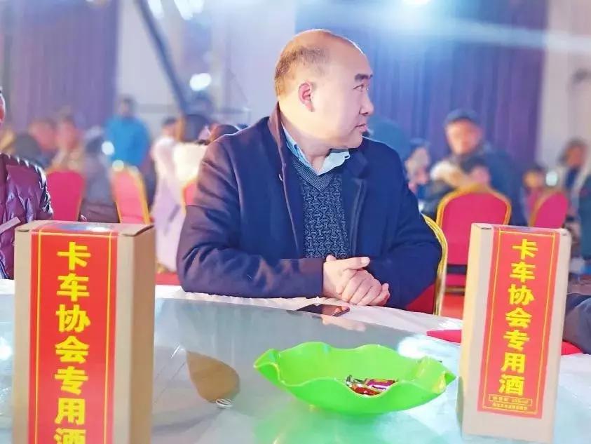 河南的卡车司机年终庆功会上，他竟然穿着睡衣上台领了个奖