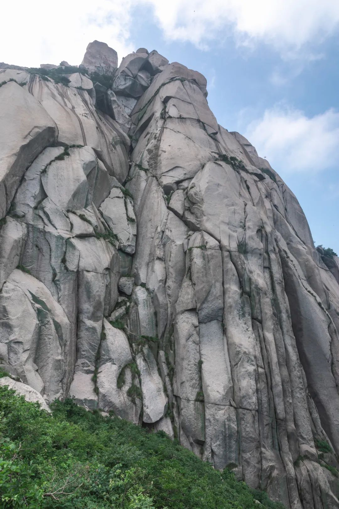 五岳中的南岳位于哪个省,九华山和天柱山哪座更值得游一游