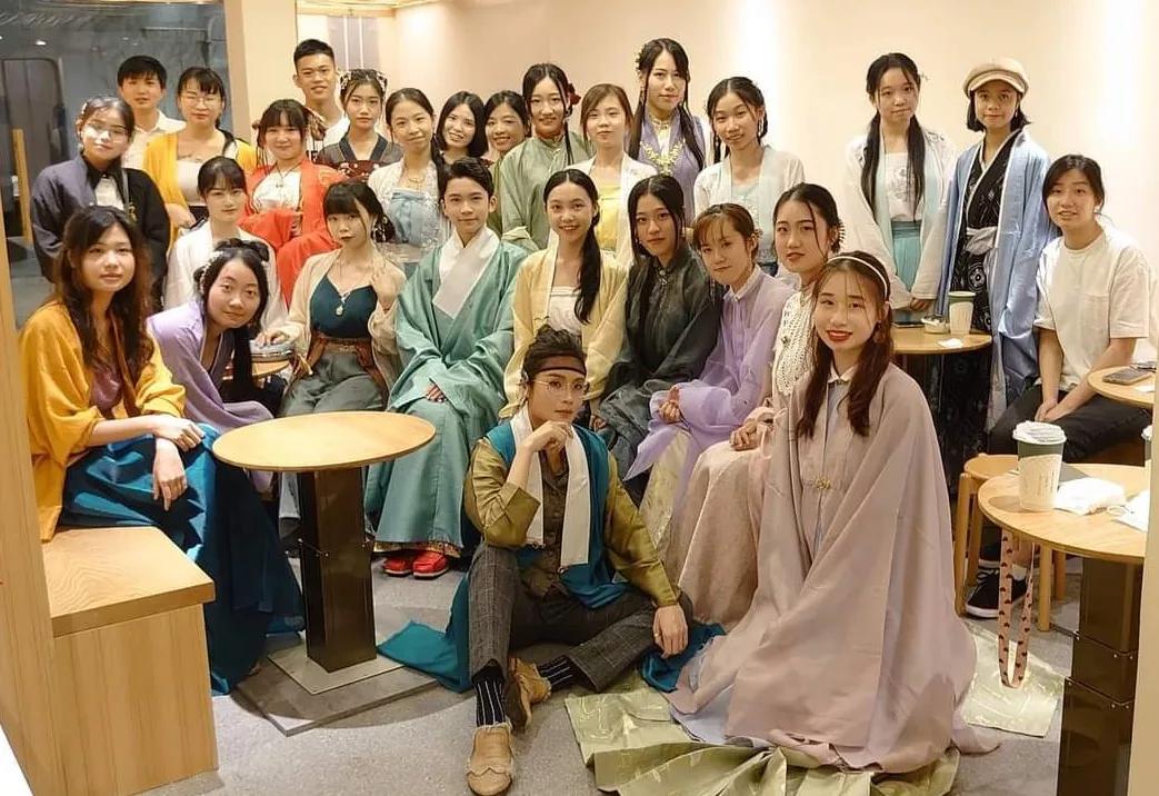 穿50件汉服是什么体验,在香港穿汉服惊艳全场