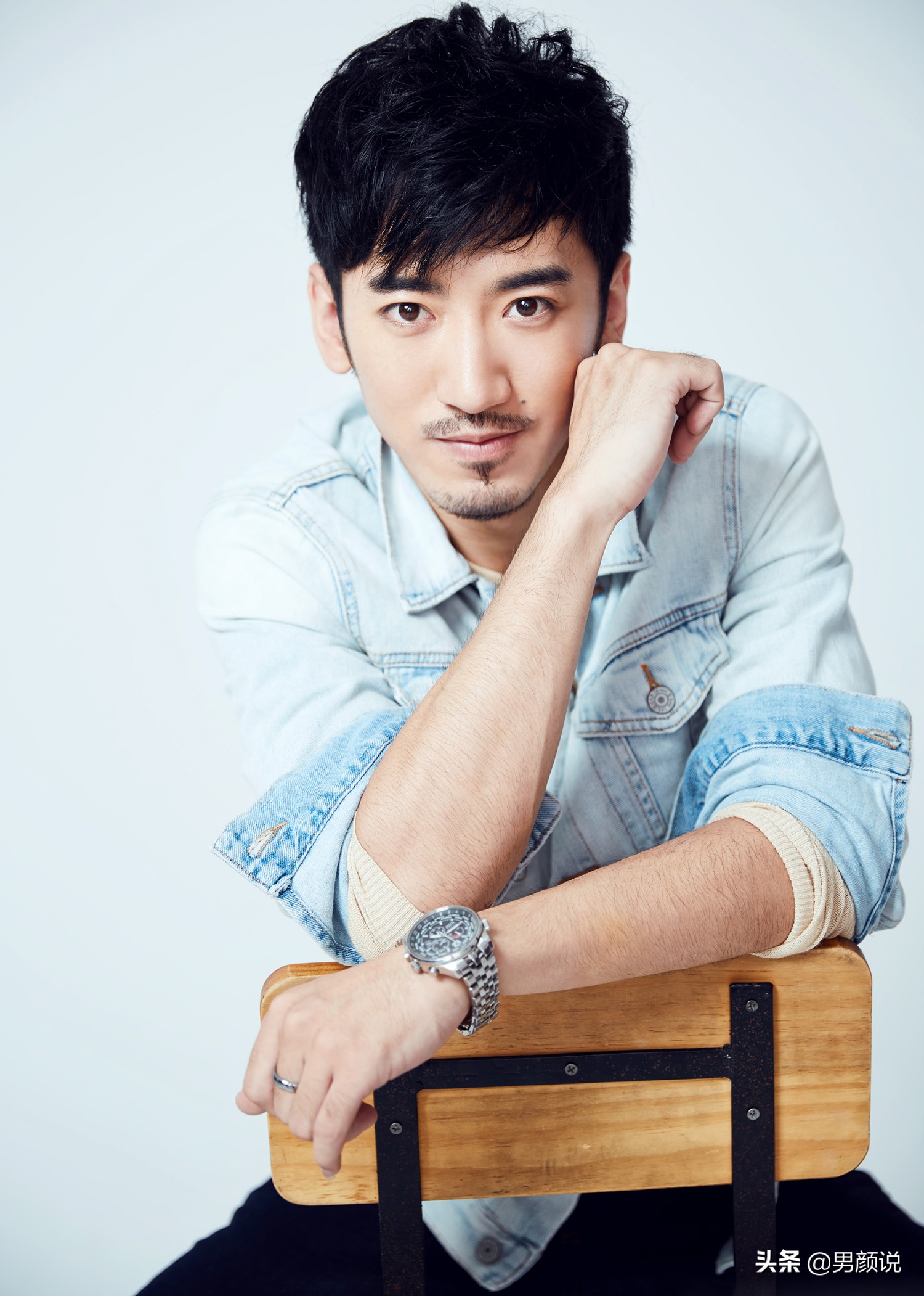从话剧舞台走出来的雅痞型男,被赞演技精湛,网友却说他丑:无语