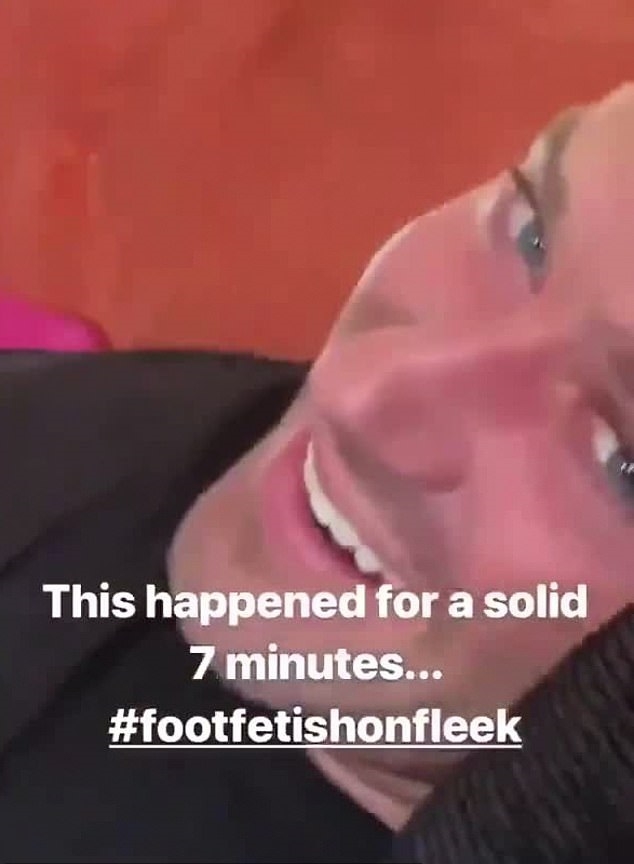 男星任由2岁儿子吸吮自己的脚趾长达7分钟，影片曝光后引起声讨