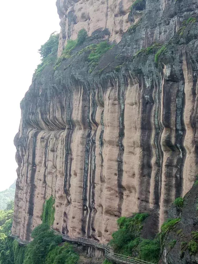 一个让人流连忘返的地方，山清水秀，只需要坐在河边发呆就行。